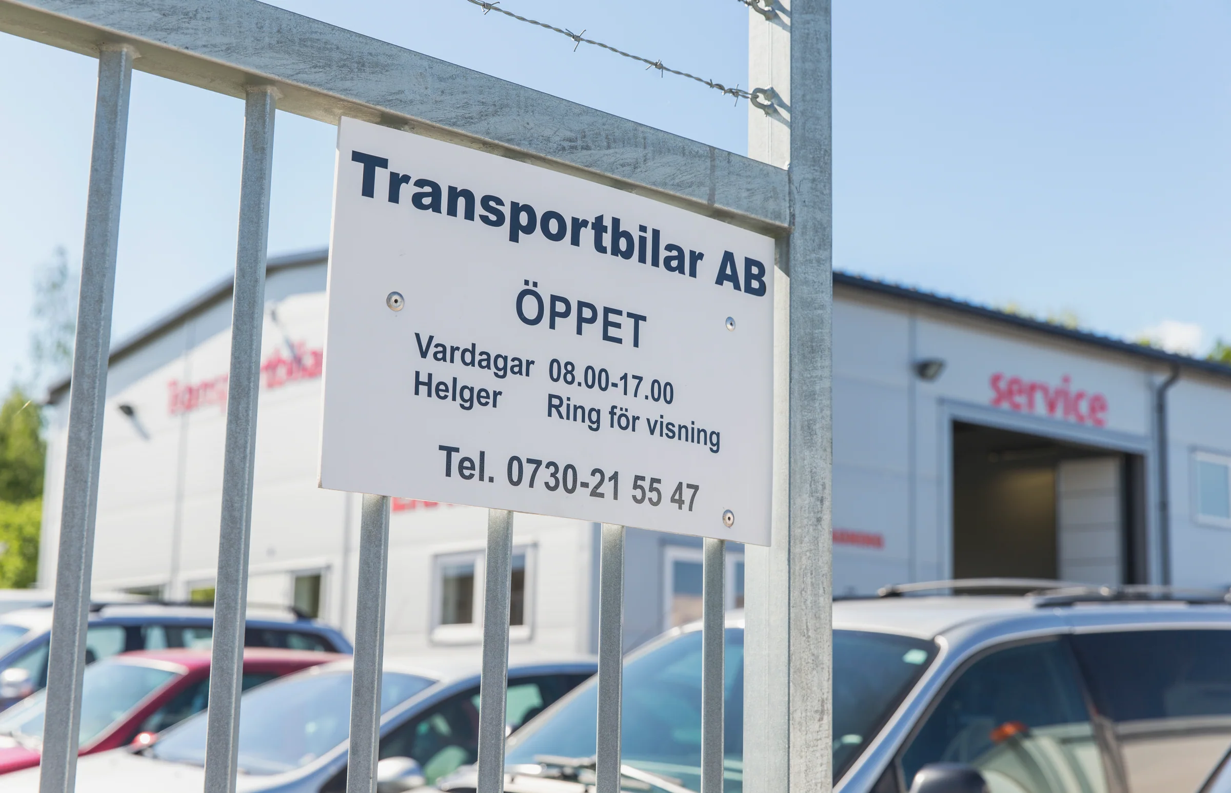 Skylt med öppettider hos Transportbilar i Linköping AB